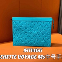 精仿lv手包系列当季新款POCHETTE VOYAGE Ms中号手拿包M11466蓝色全皮压花手包